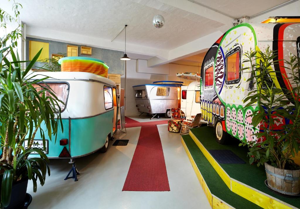 Ein Wohnwagen in der Halle